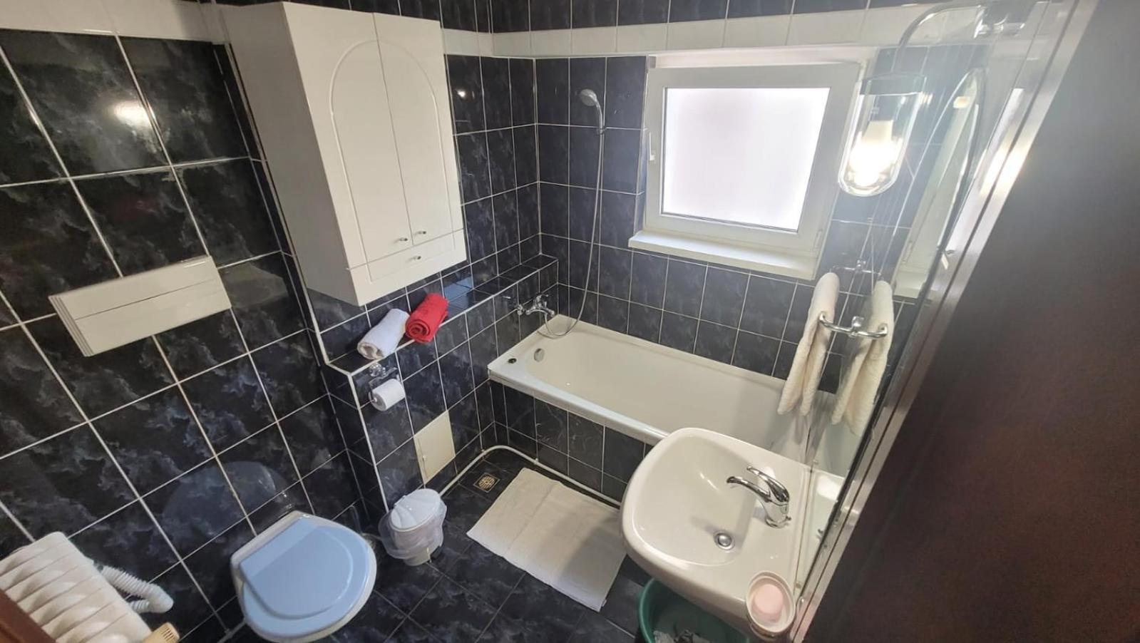Downtown Top Apartments Bukares Bagian luar foto
